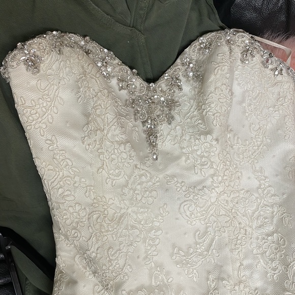 Wedding gown - Picture 3 of 15